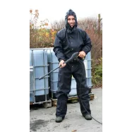 Veekindel kapuutsiga kombinesoon